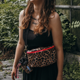 Bild in Galerie-Betrachter laden, Bauchtasche Stay Wild Leo Pink mit Wechselgurt
