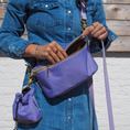 Bild in Galerie-Betrachter laden, Bauchtasche La vie est belle Lavendel mit Wechselgurt

