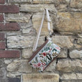 Video in Galerie-Betrachter laden und wiedergeben, Bauchtasche Sophia mit Wechselgurt
